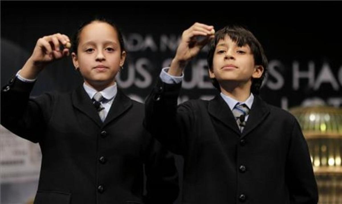 Niños Sherley e Ismael con el premio gordo de Navidad.