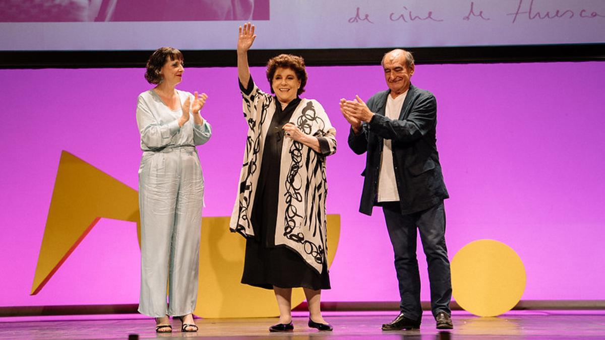 Charo López recibe el premio en el Teatro Olimpia.