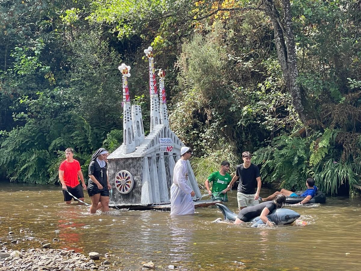 En imágenes: El Descenso Folclórico del Río Esva, en Trevías, reúne a más de doscientas personas