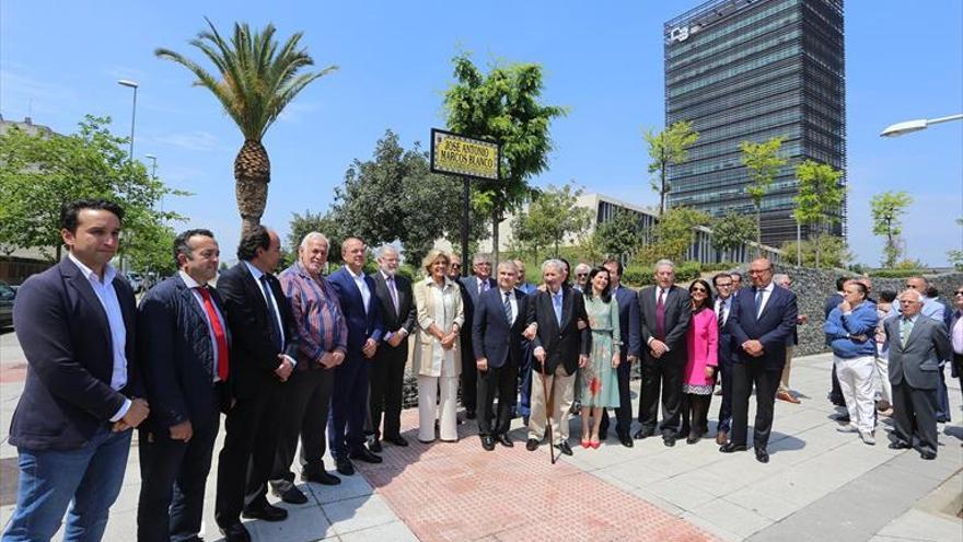 José Antonio Marcos recibe un homenaje por su labor al frente de Caja Badajoz