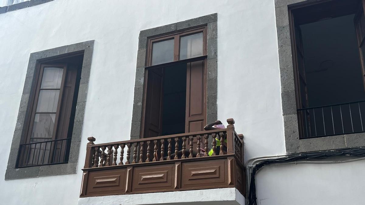 Una de las mujeres atendidas por la Fundación Cruz Blanca descansa en el balcón de una casa de acogida.