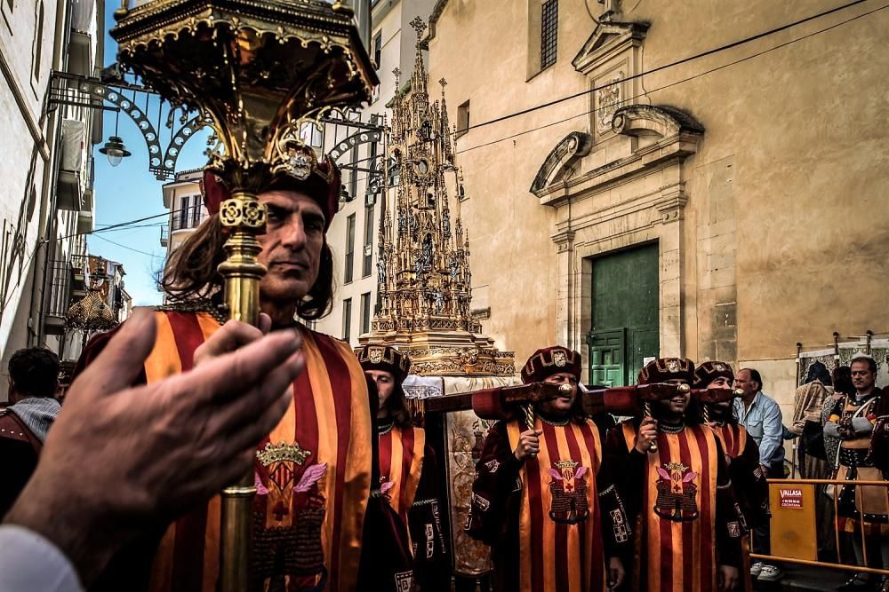 La procesión de la reliquia es uno de los actos que más agradan a los alcoyanos en el día dedicado al patrón San Jorge.