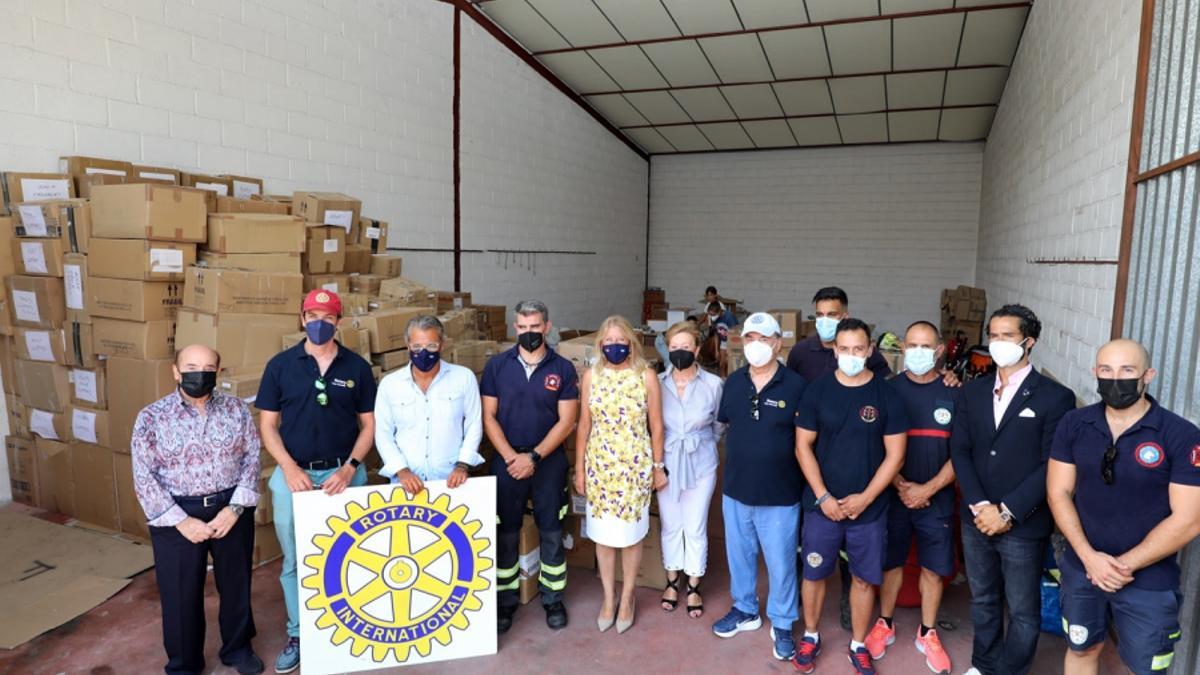 Visita de la alcaldesa de Marbella al almacén con material para el Líbano.