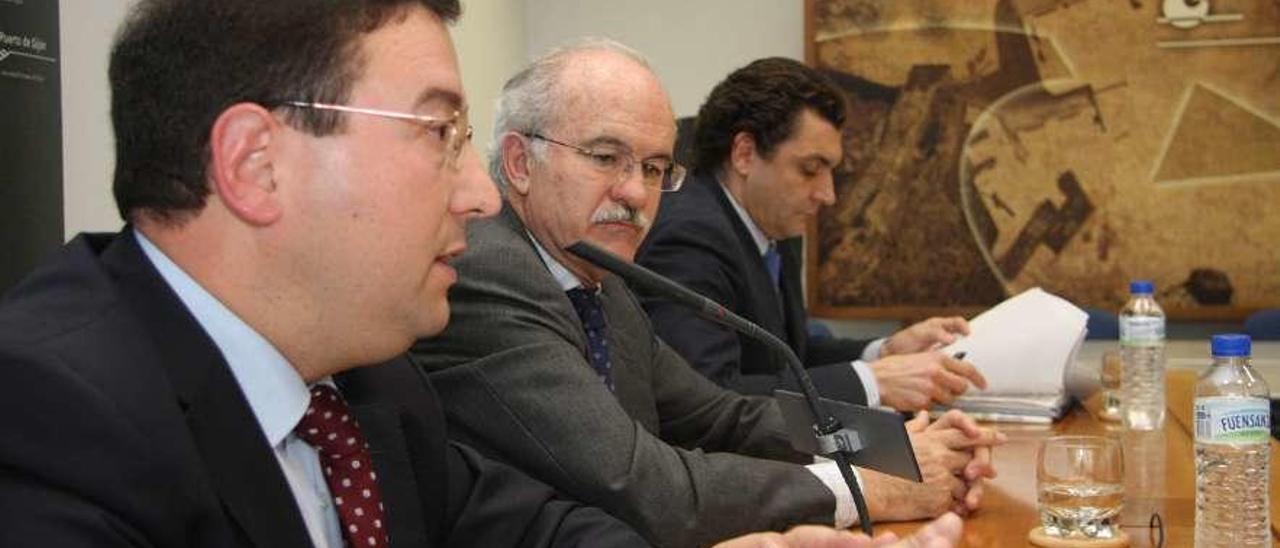 Alcoba, en primer término, durante su intervención en la rueda de prensa que convocó el Puerto el 22 de abril de 2009 para replicar a informes de la Comisión Europea que cuestionaban la actuación de la entidad.