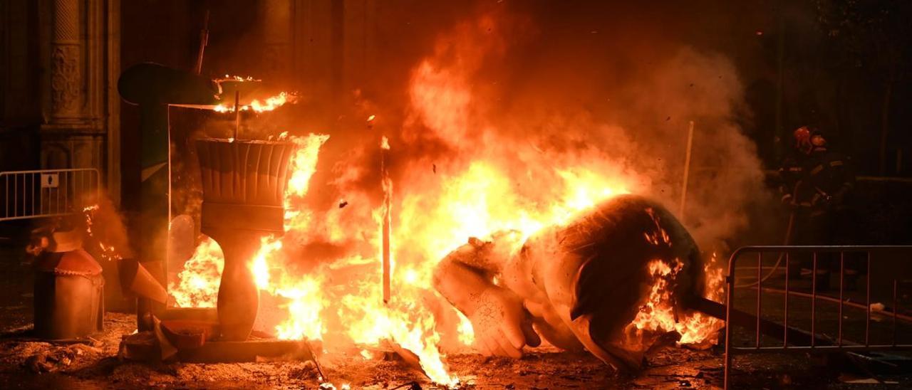 Las llamas devoraron por completo el monumento de la falla Centre Espanya.