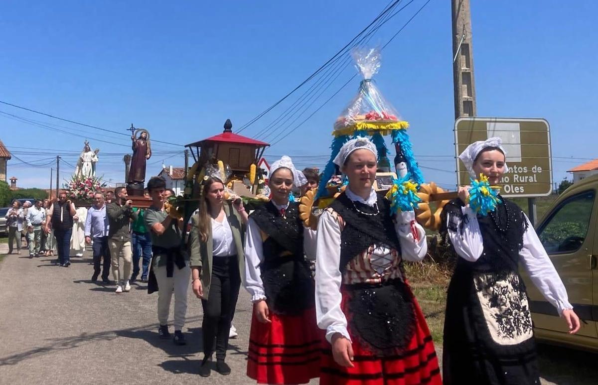 La procesión de les Flores en Oles.