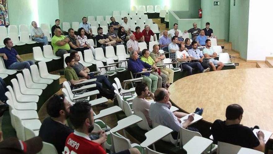 Socios de la UD Ourense, en una asamblea del club. // I. Osorio