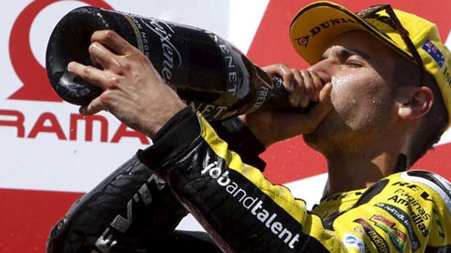 Alex Rins celebra su victoria en el GP de Australia de Moto2.