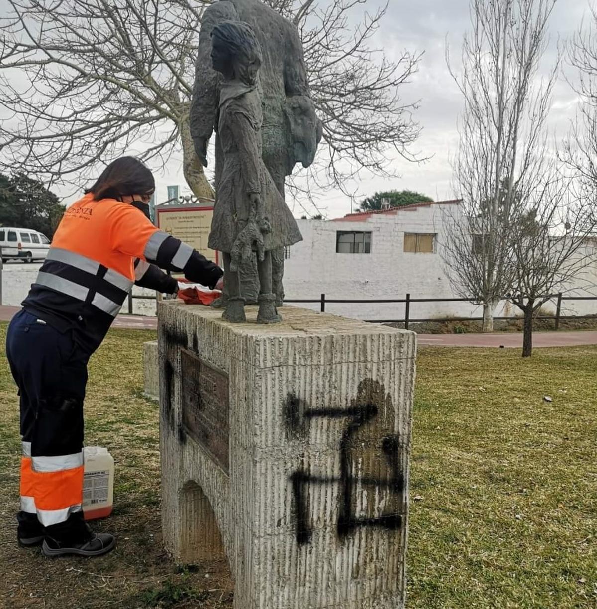 El Monumento a las Víctimas de La Desbandá de Torre del Mar, con una esvástica