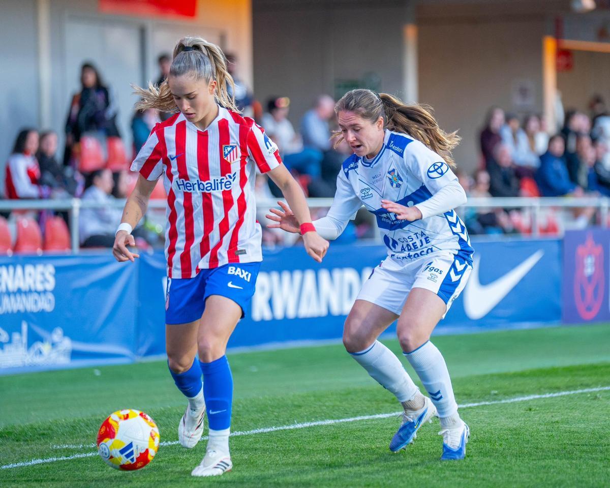 Zaremba, justo antes de ver la amarilla por derribar a Andrea Medina.