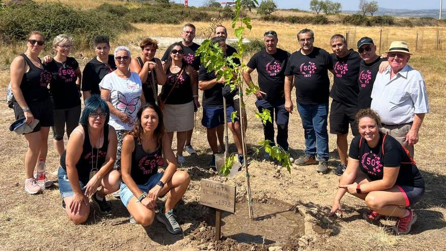 Los quintos de 1973 junto a la morera que han plantado en Fermoselle