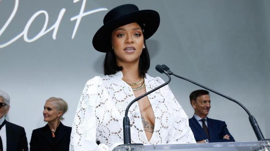 Rihanna se viste de un blanco Dior