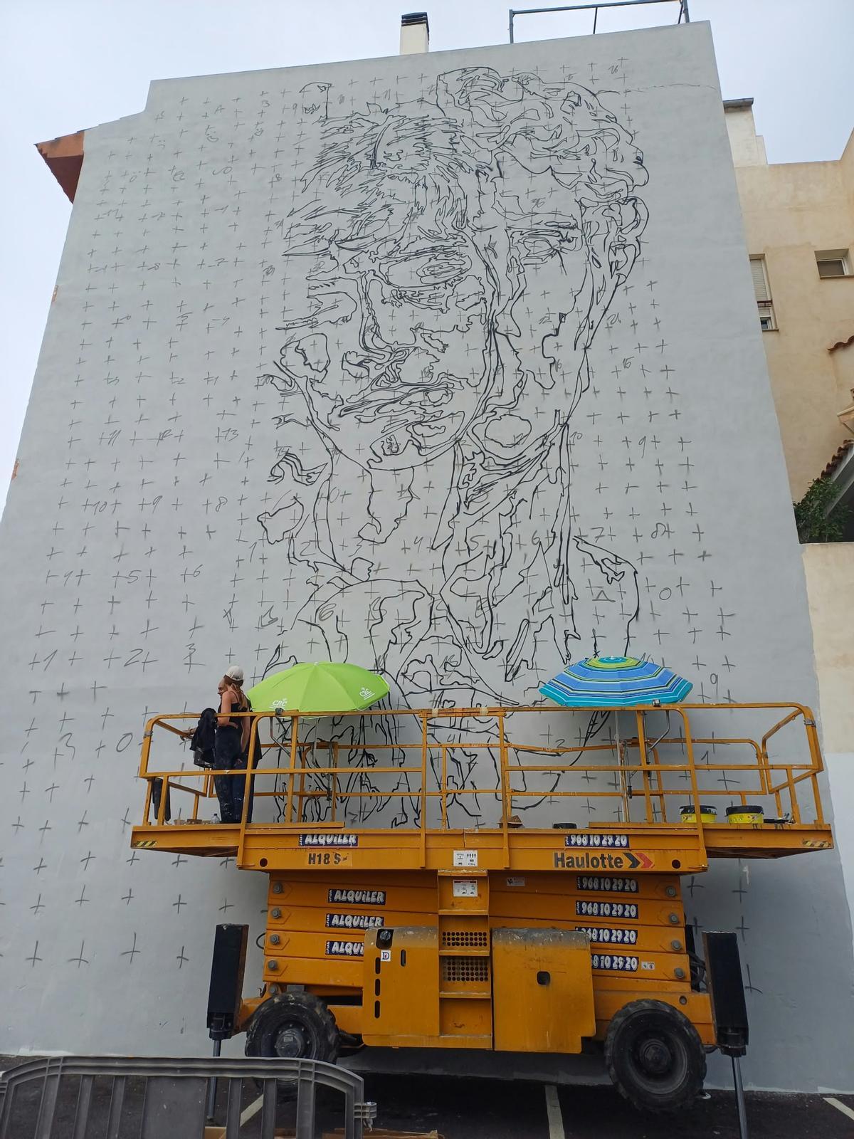 La realización de uno de los murales de arte urbano.