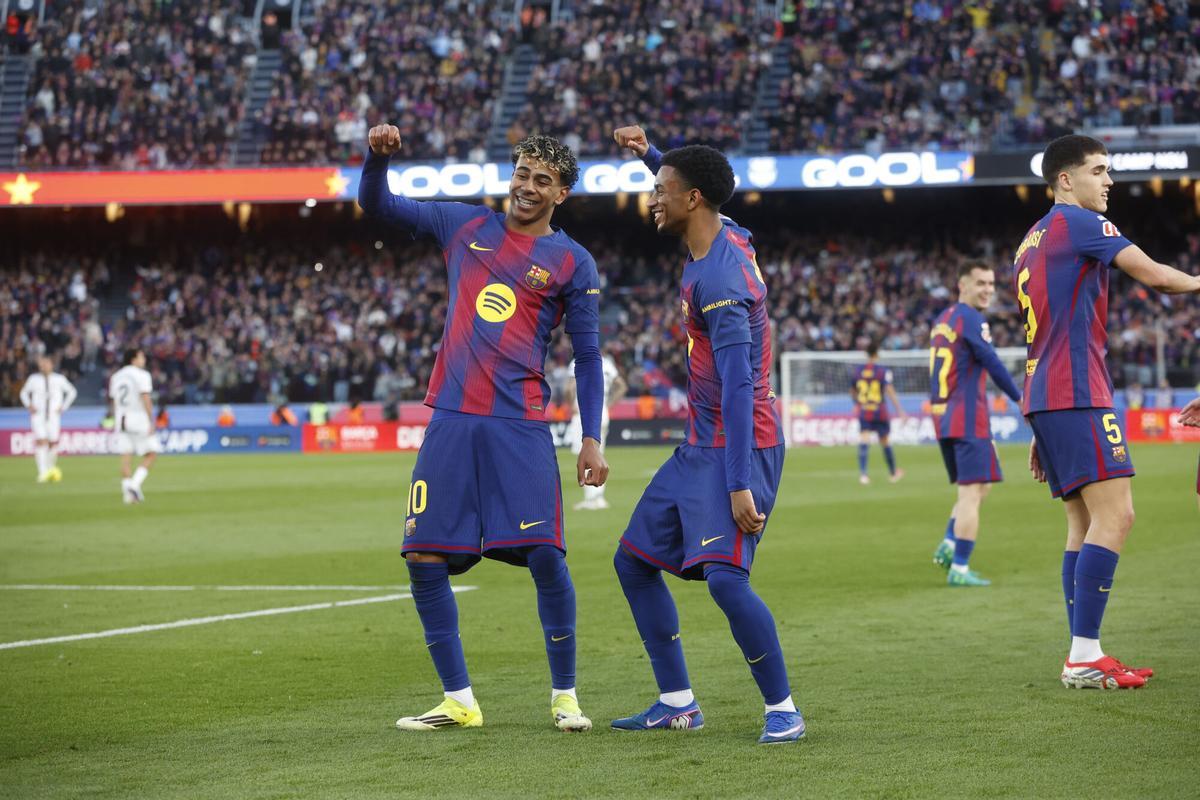 BARCELONA, 07/02/2026.- El delantero del Barcelona Lamine Yamal (i) celebra el segundo gol de su equipo con su compañero Alex Balde durante el partido de LaLiga de fútbol entre el Barcelona y el Mallorca, este sábado en el Camp Nou. EFE/ Quique García. barça . mallorca. liga españa 2025/2026 barça . mallorca. 23. accion. spotify camp nou