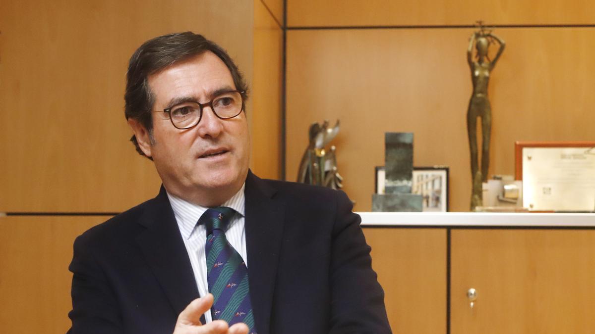 Antonio Garamendi, el presidente de la patronal empresarial CEOE, en la sede de la organización aragonesa, durante la entrevista. 