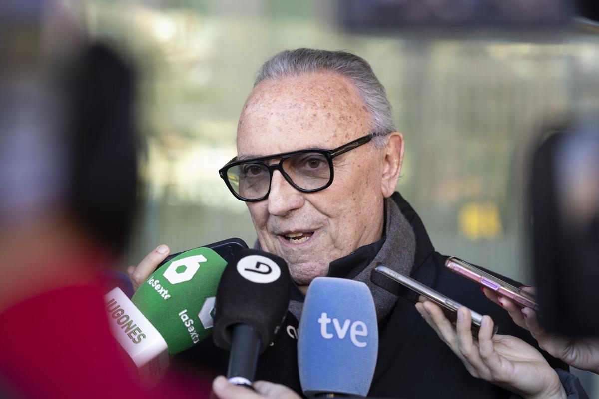 El expresidente del Barça Joan Gaspart, atiende a los medios a su salida de la Ciutat de la Justicia, donde ha declarado este viernes por los pagos al expresidente del Comité Técnico de Árbitros (CTA) José María Enríquez Negreira. EFE/ Marta Pérez. (BARCELONA)
