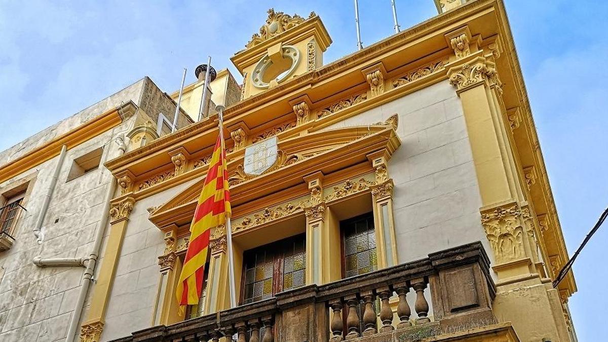 La façana del consistori palamosí.