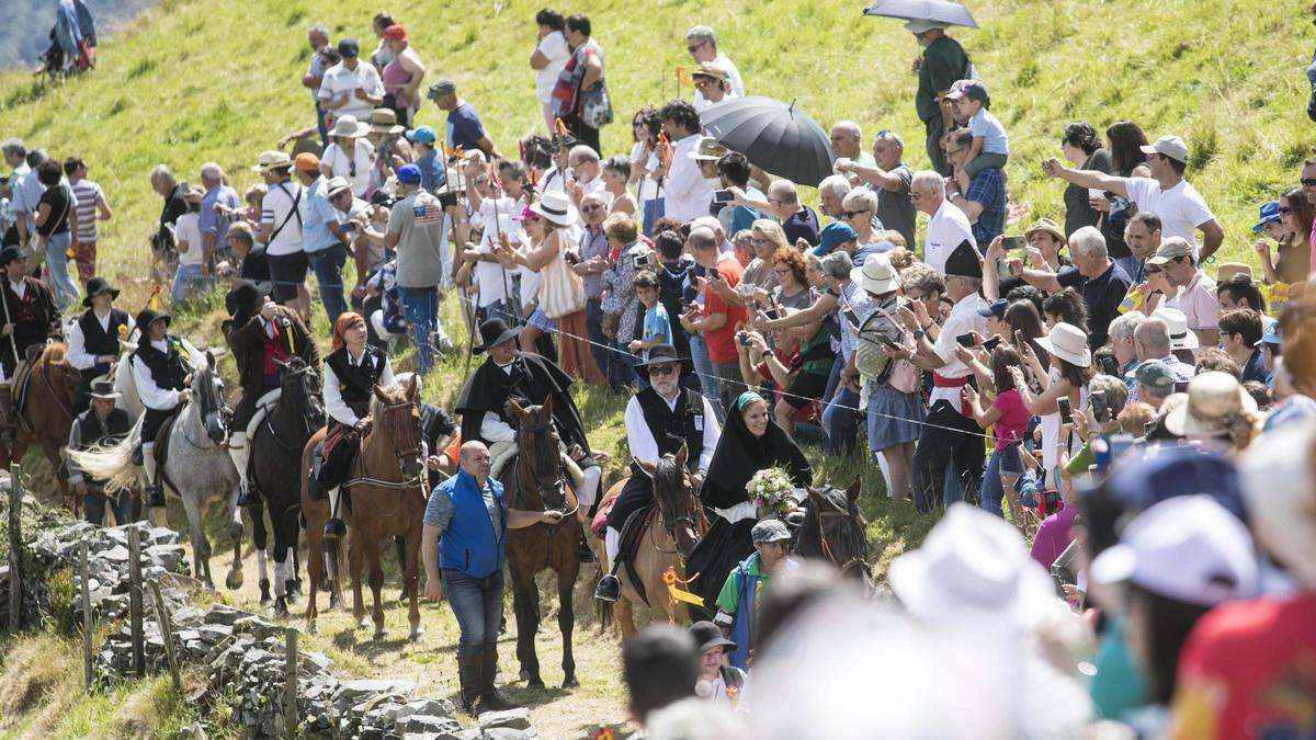 VÍDEO: Así fue la especatacular boda vaqueira a vista de dron en Ariestébano, Asturias
