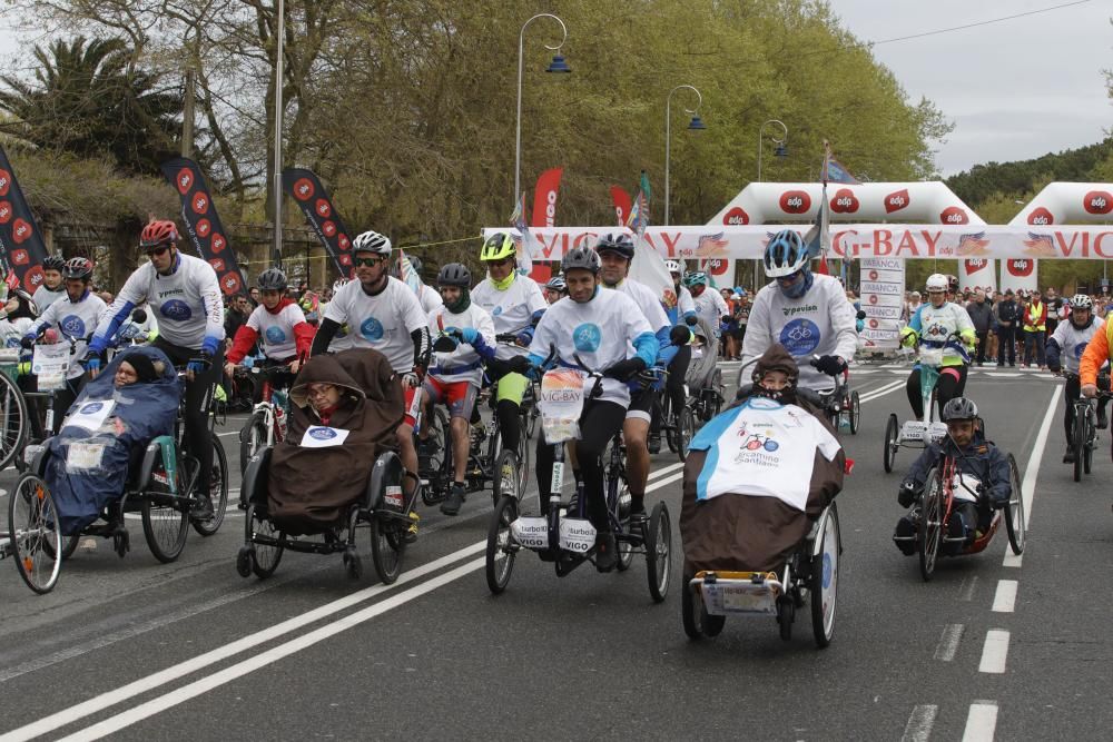 Los corredores de la categoría 'Handbike' d ela Vig-Bay toman la salida en Samil.