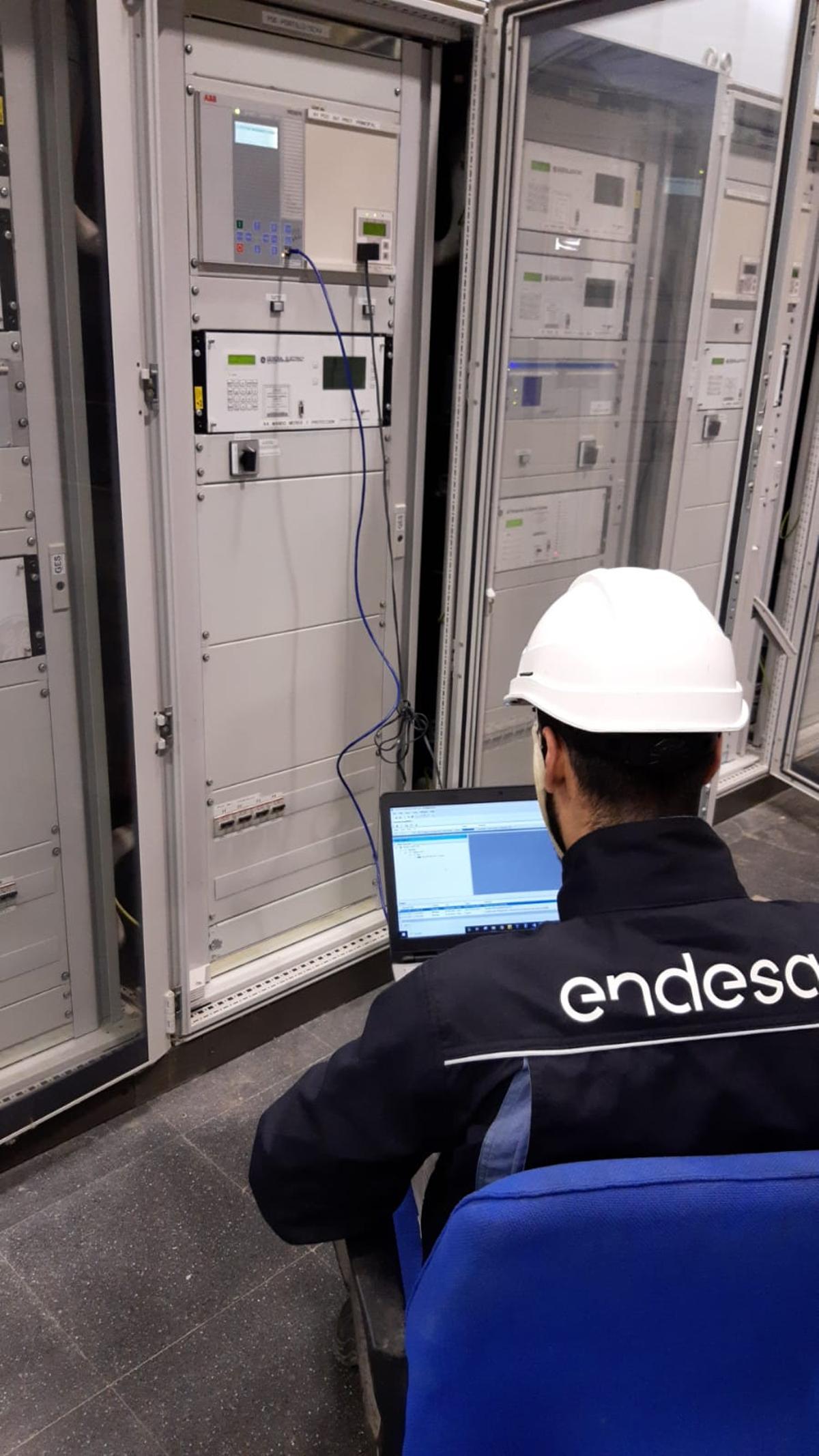 Un técnico de Endesa tomando datos en el interior de una subestación.