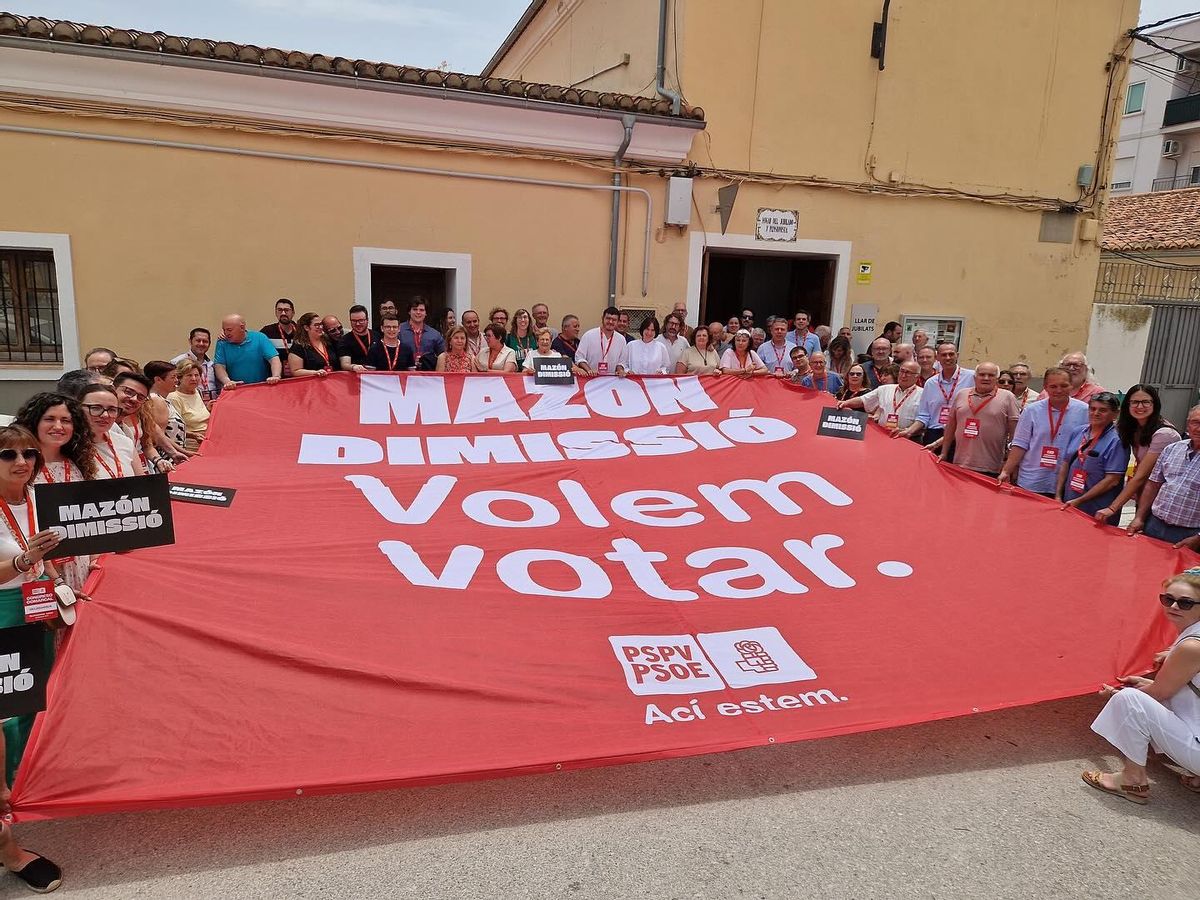 Pancarta contra Mazón desplegada durante el congreso.