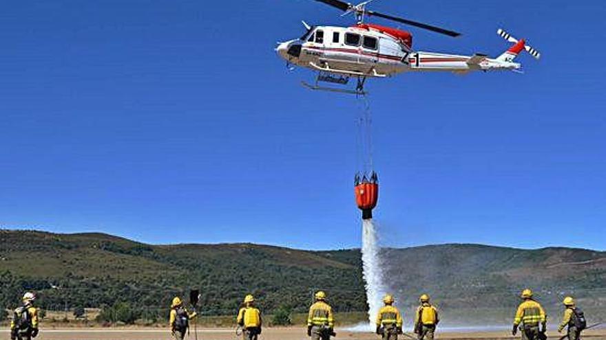 Pruebas del operativo contraincendios en la base de Rosinos.