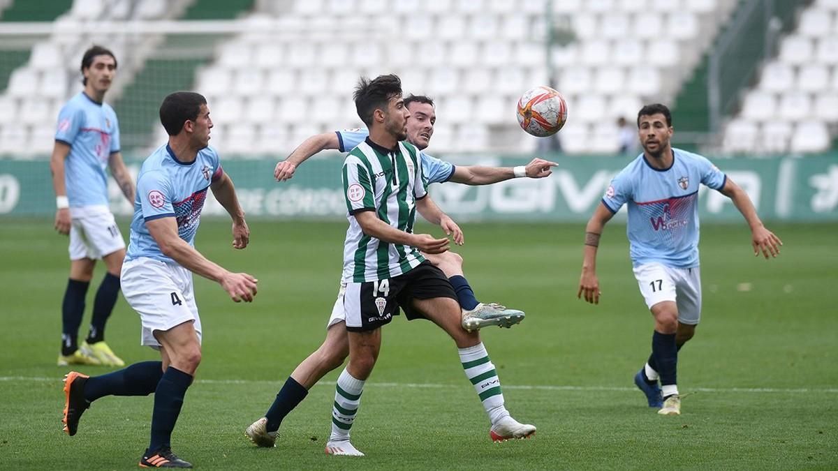 Lance del derbi entre el Córdoba B y el Pozoblanco en El Arcángel.