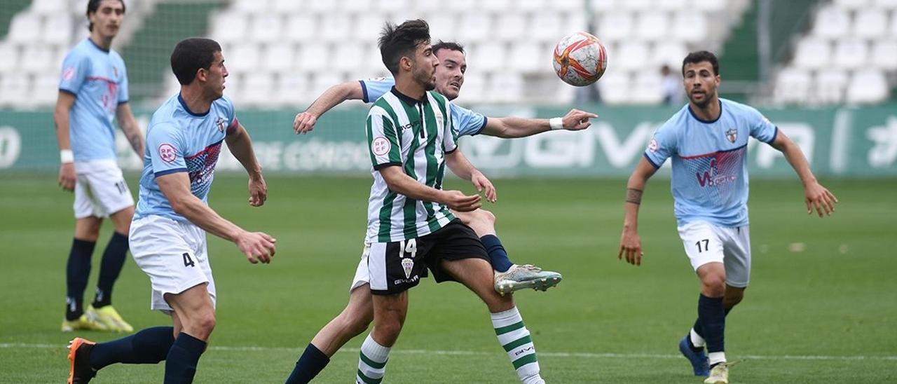 Lance del derbi entre el Córdoba B y el Pozoblanco en El Arcángel.