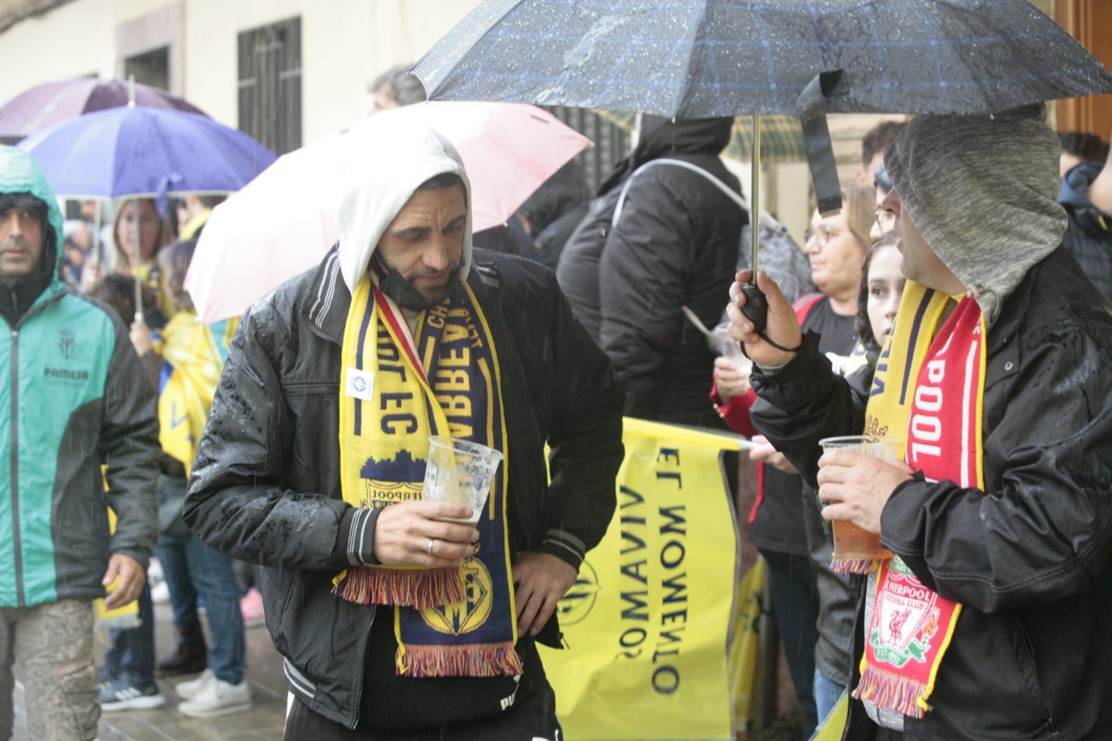 Fotogalería | La lluvia no frena las ganas de la afición del Villarreal de ver a su equipo en la final de Champions