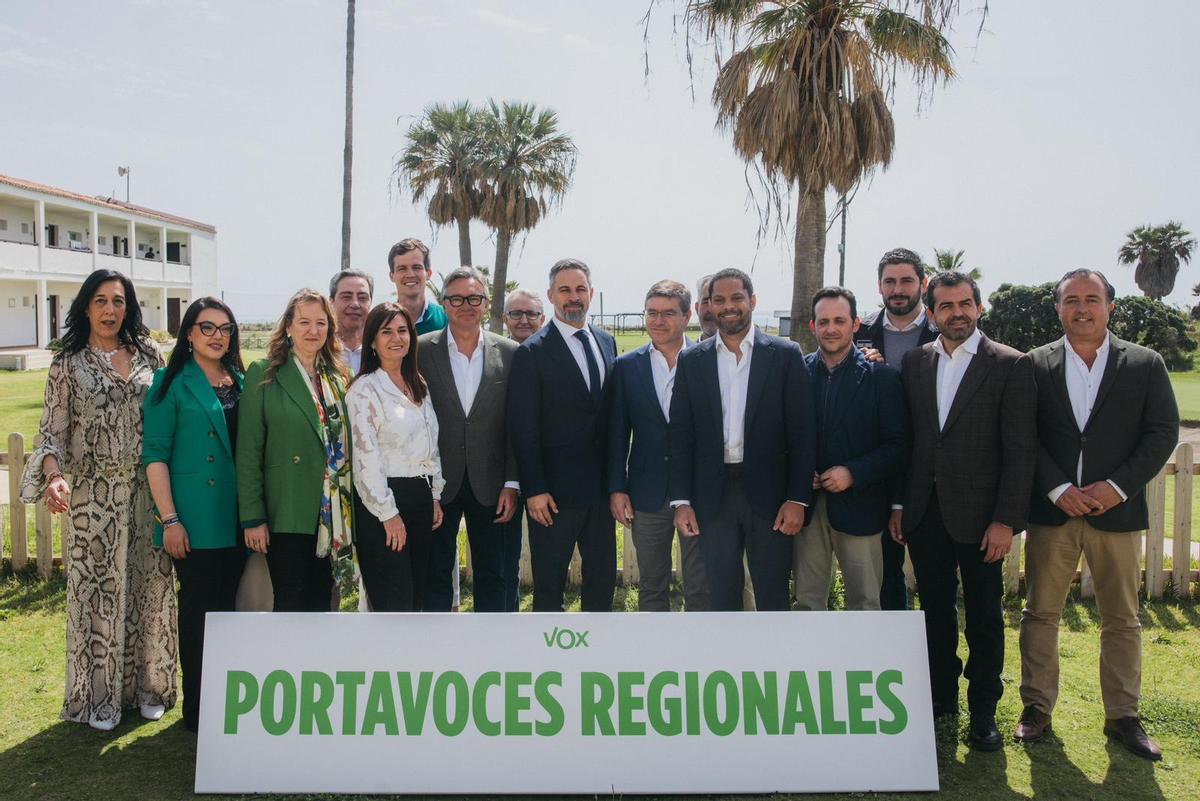 Alejandro Nolasco, tercero por la derecha, en una foto de familia de los portavoces autonómicos de Vox, este jueves en Málaga.