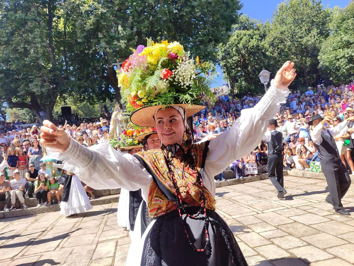 Un momento de la danza y contradanza en el atrio.