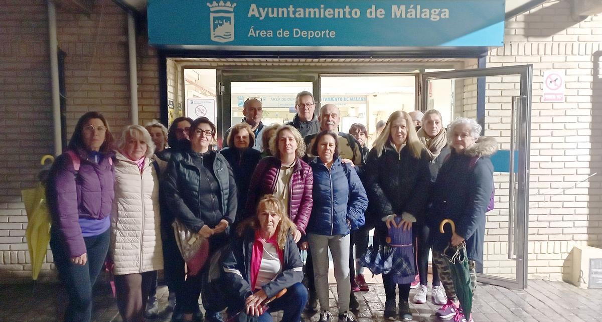 Usuarios del polideportivo Tiro de Pichón, el mes pasado en la pueta de las instalaciones.