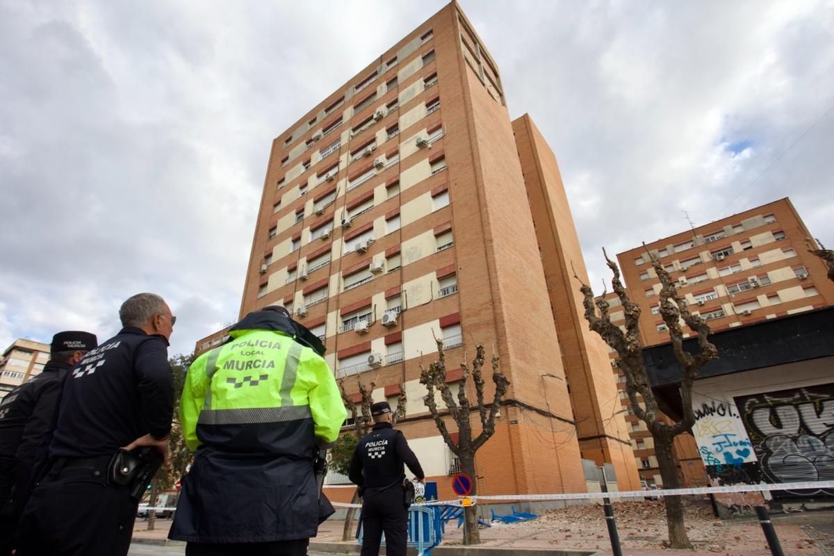 Exterior del edificio de pisos de La Fama, en Murcia, del que se despredieron cascotes.