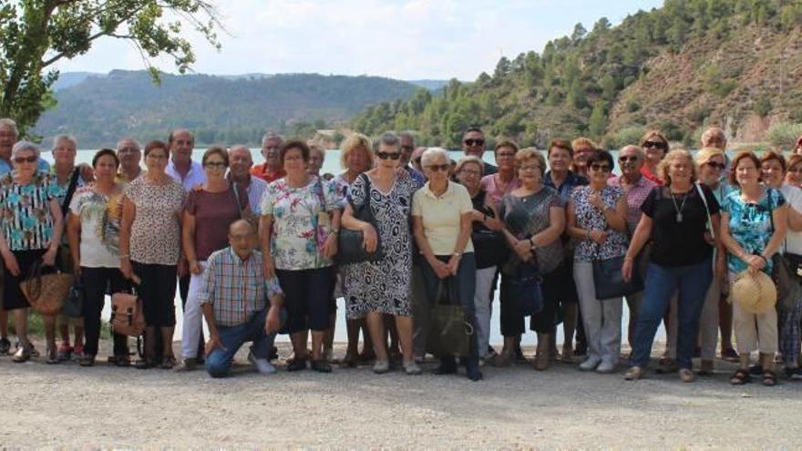 Cerca de 80 vecinos participan en una excursión a Cofrentes