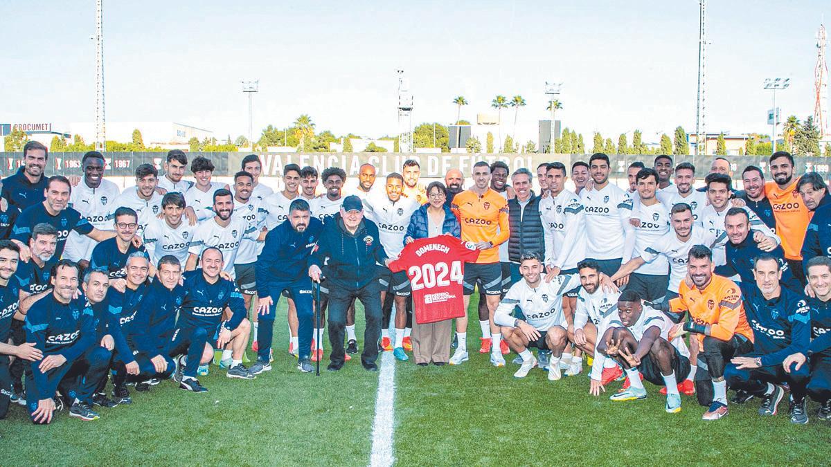 Jaume Domènech, junto a Layhoon y el resto de la plantilla y técnicos del Valencia CF