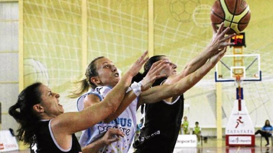 Anna Carbó i Noemí Jordana intenten evitar una cistella del Campus Promete a qui va acabar guanyant per sumar la vuitena victòria de la temporada en nou jornades de Lliga.