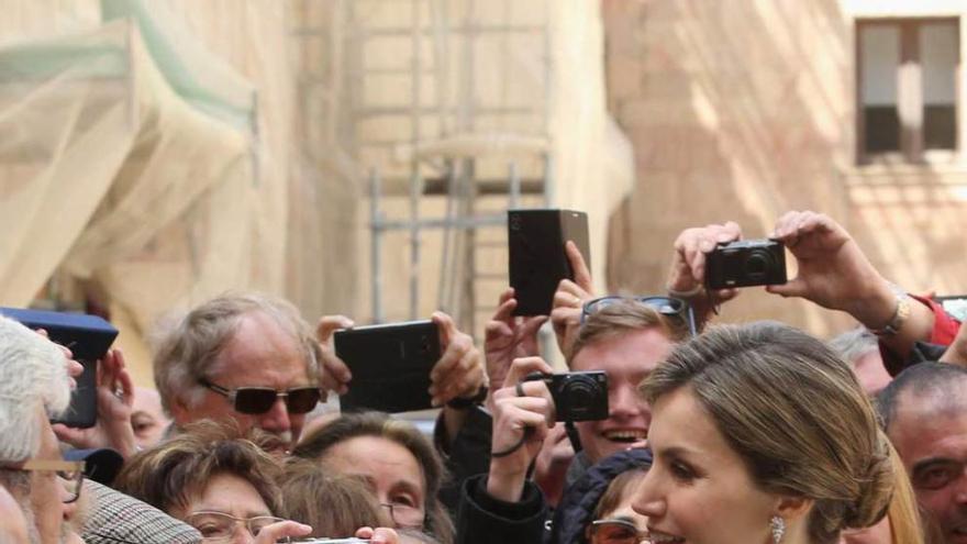 Doña Letizia es saludada a su llegada a la Universidad de Salamanca.