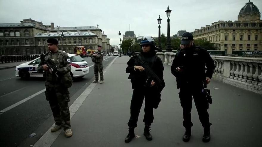 Al menos cuatro muertos en un ataque con cuchillo contra policías en París