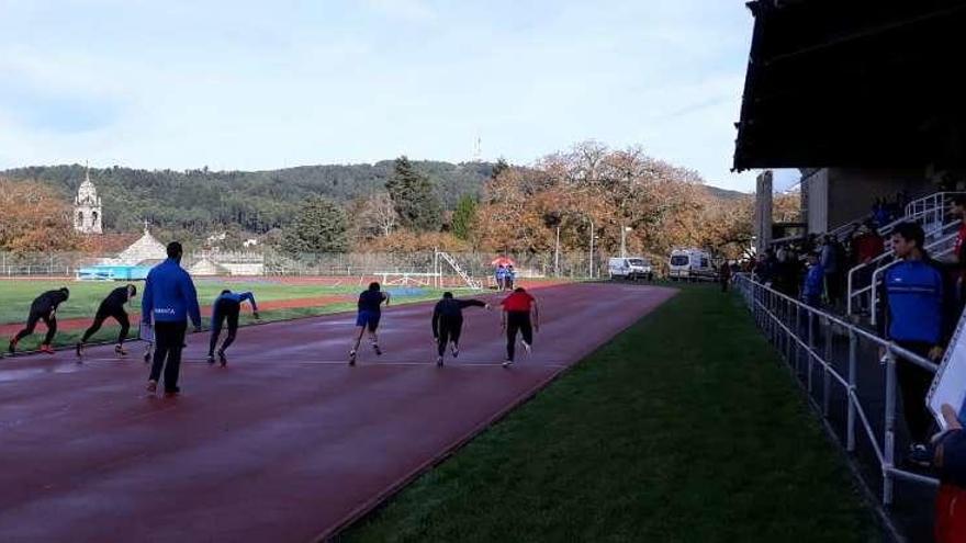 Aspirantes a policías, ayer, realizando una de las pruebas físicas en las pistas deportivas de la USC.