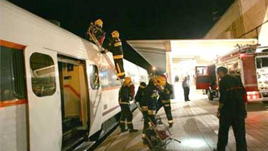 Evacuado un tren tras incendiarse el motor