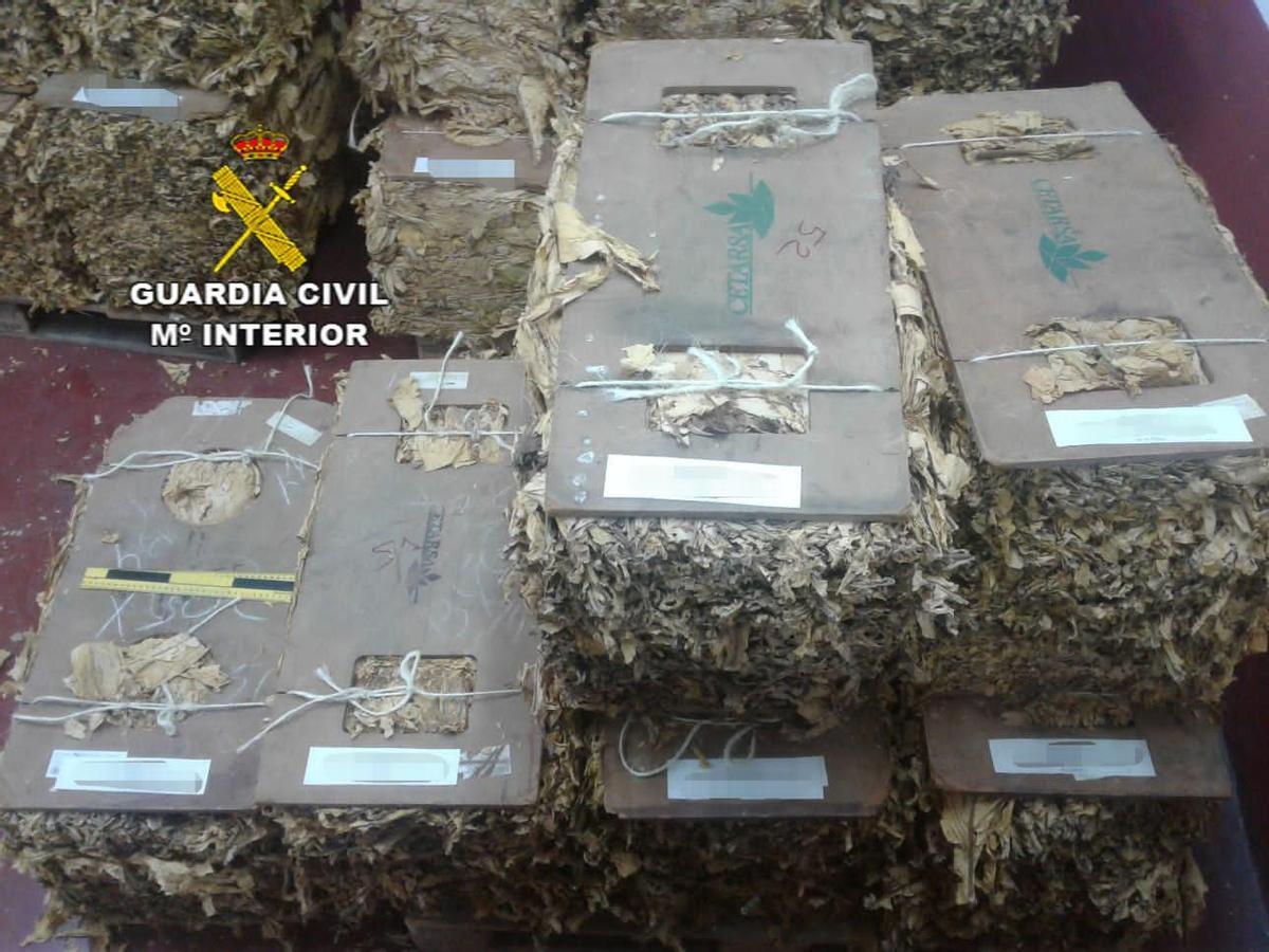 Fardos de tabaco incautados por la Guardia Civil.