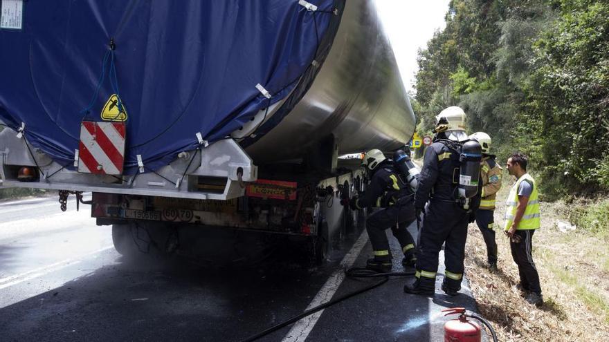 Efectivos, junto al camión incendiado.