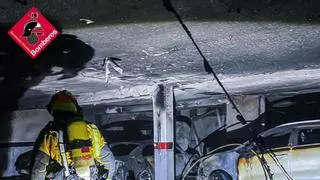 Un incendio calcina cuatro vehículos en un garaje de Benidorm