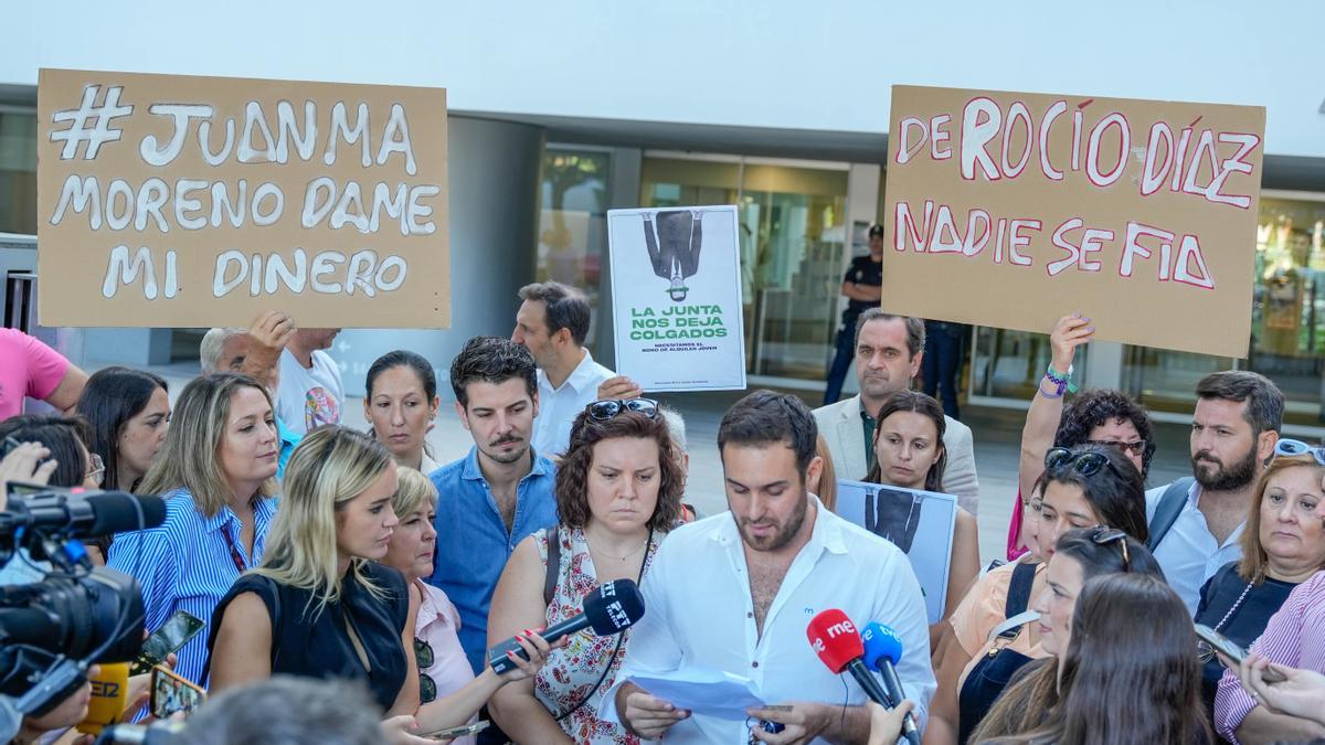 El representante de la plataforma de Afectados por el Bono Alquiler Joven, Manuel Sanz, atiende a los medios a las puertas de la Consejería de Fomento, Articulación del Territorio y Vivienda.