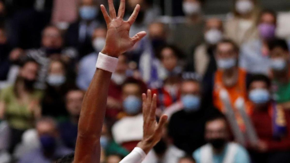 El barcelonista Mirotic, con el balón en la semifinal de ayer. |  // EFE