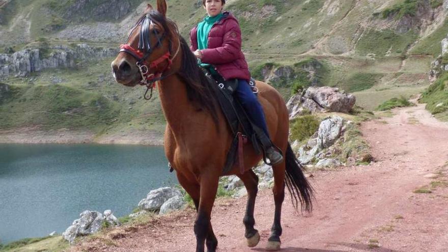 El zagal Álex Fernández, llegando a Saliencia para la fiesta.