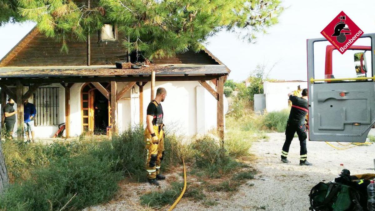 Los bomberos actuando en la finca reconvertida en plantación de marihuana