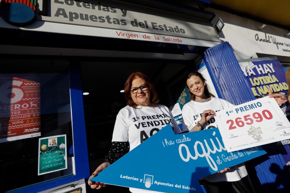 Fuensanta Aupi (d), la dueña de la administración de Las Torres de Cotillas (Murcia), que ha distribuido parte del Gordo.