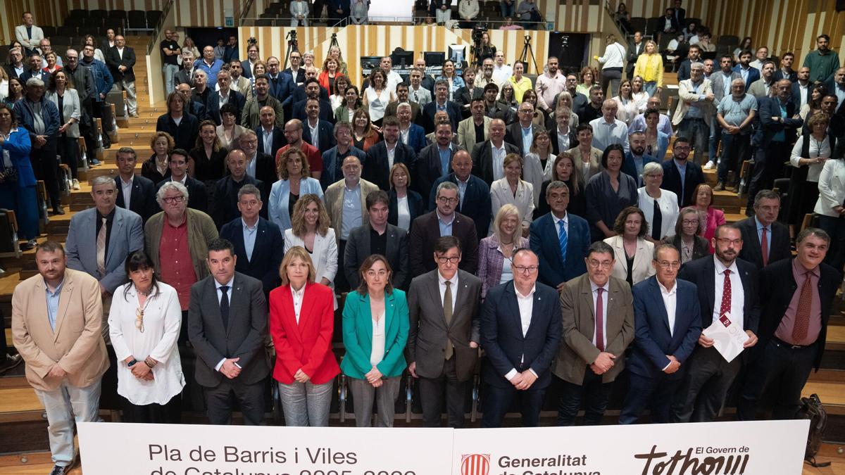 19/05/2025 El presidente de la Generalitat, Salvador Illa, junto a representantes del mundo municipal. Illa presenta ante el mundo municipal su propuesta, que tendrá cinco convocatorias