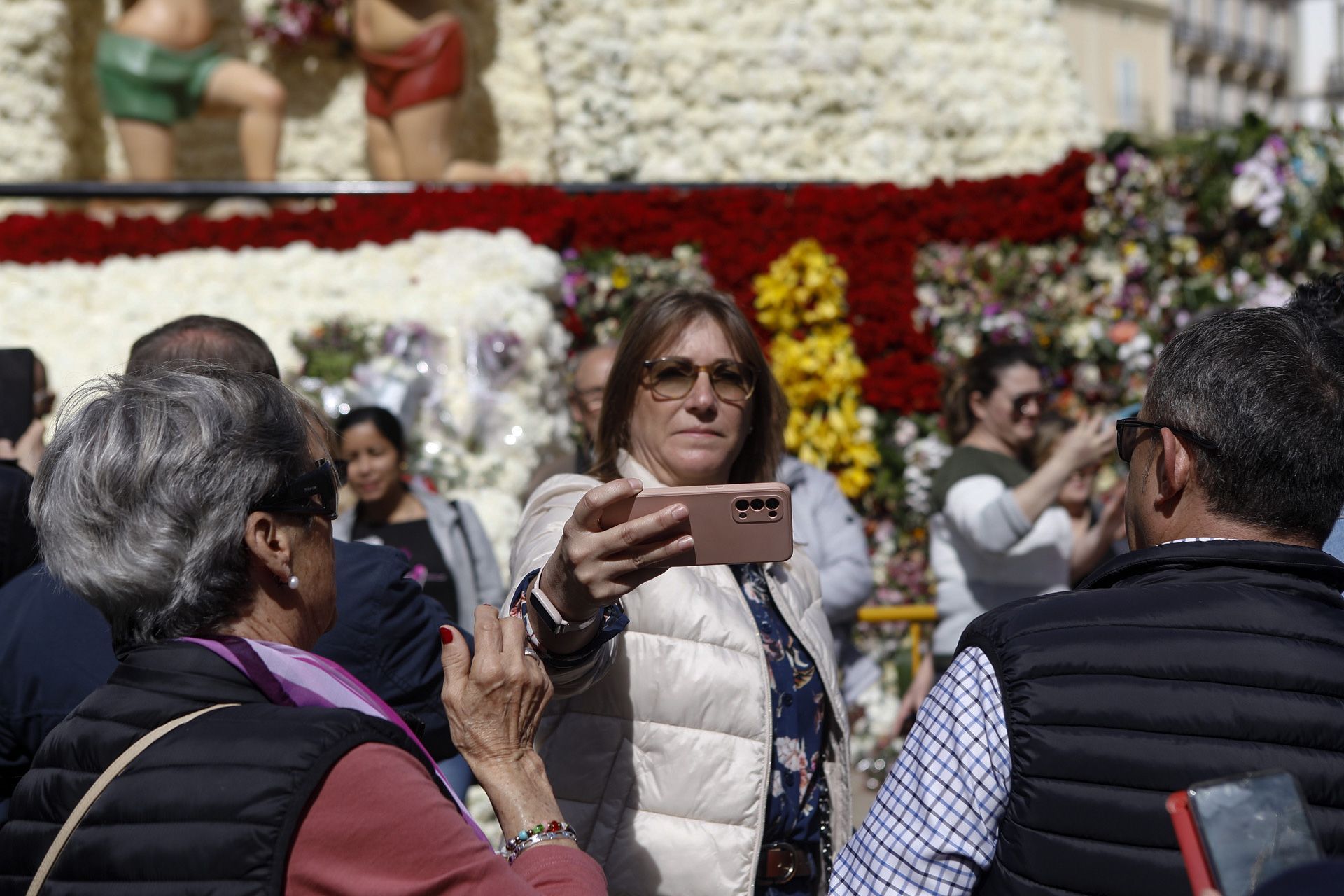 La 'otra ofrenda' a la Virgen llena la plaza tras la cremà